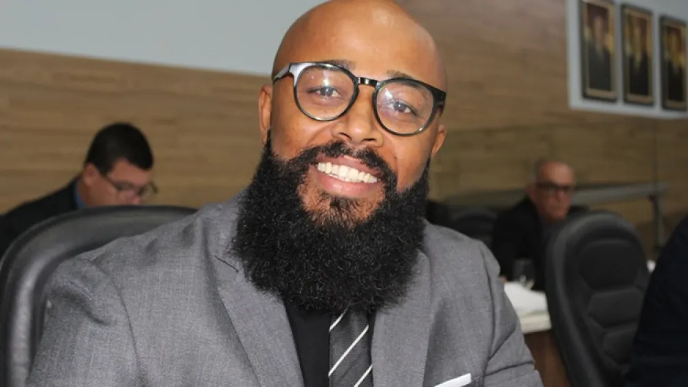 Alípio Santos indica instalação de braços de lâmpadas e lâmpadas de Led na Rua Tanque Novo