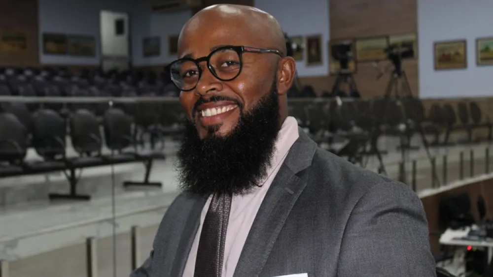 Alípio Santos solicita serviços de limpeza geral em praças públicas e construção de praça no Bairro Rodoviário