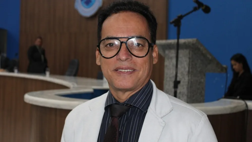 Santinho indica revitalização da Praça Anastácio e implantação de agência comunitária dos Correios no Novo Brumado