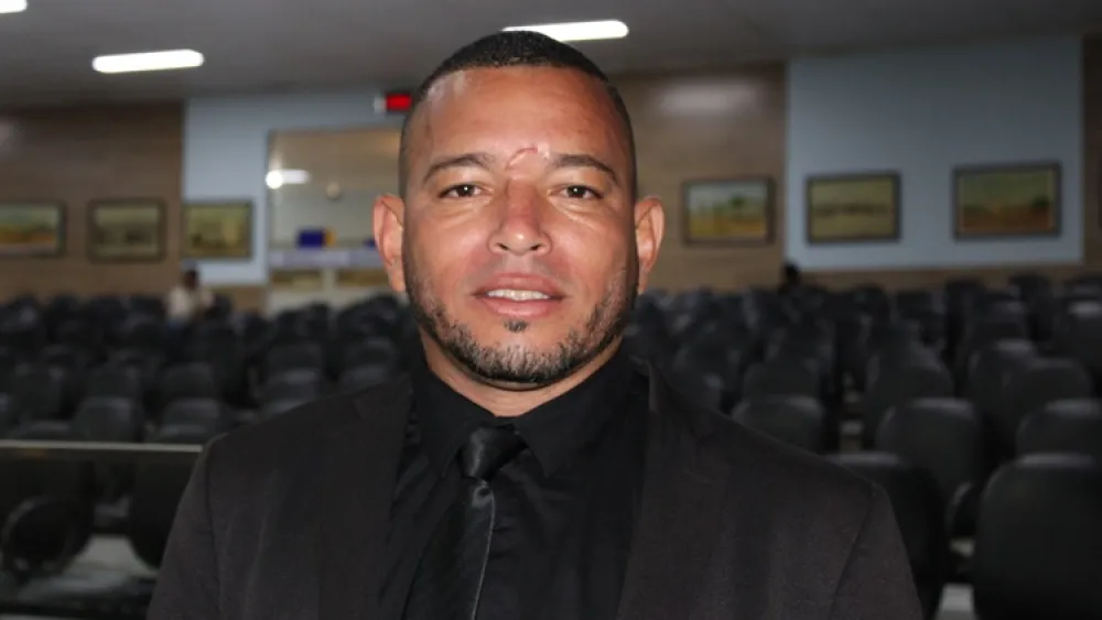 Harley Lopes pede reforma da praça próximo à Rua Horácio Guanais em Brumado