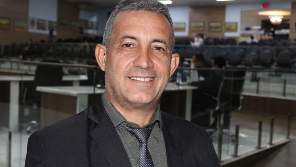 Aroldo Meira requer tapa-buracos na Fazenda Passagem e construção de escada na Rua Adalto Batista Coelho