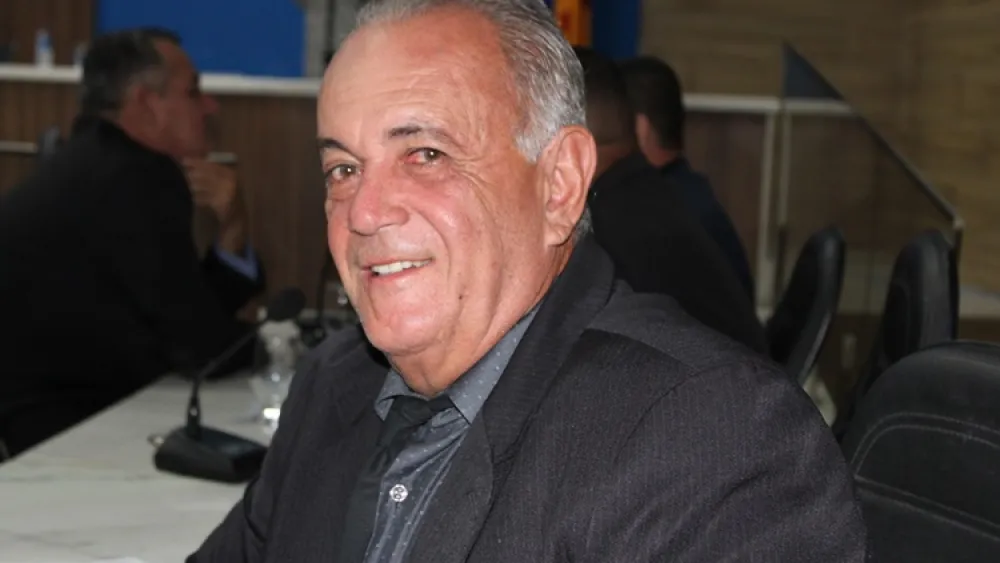 Glaudson Dias solicita serviço de pavimentação asfáltica na Rua Camilo Rizério