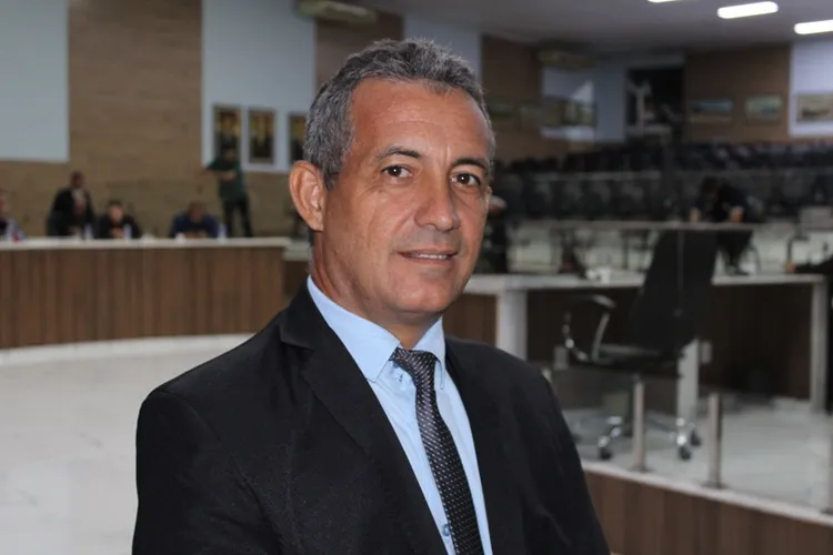 Aroldo Meira solicita recapeamento asfáltico da estrada que liga Umburanas a BR-030