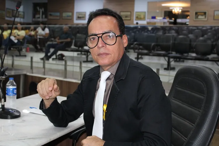 Santinho pleiteia requalificação do campo do Bairro Olhos D'água