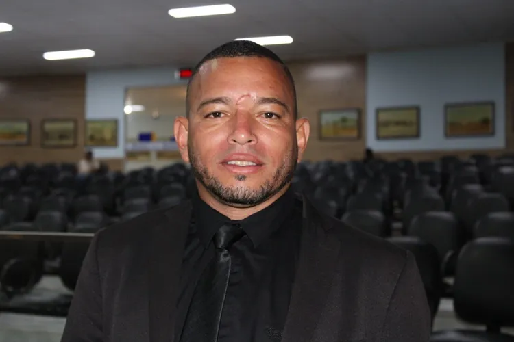 Harley Lopes pede reforma da praça próximo à Rua Horácio Guanais em Brumado