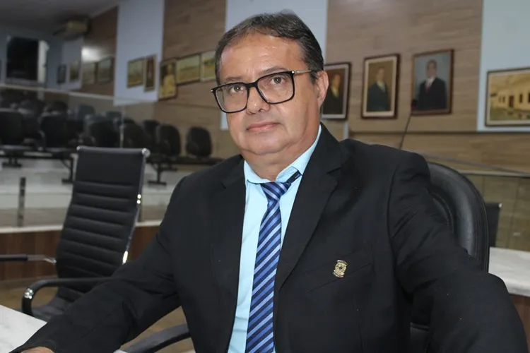 Miro Silveira cobra realização de serviços de troca de lâmpadas e patrolamento na zona rural