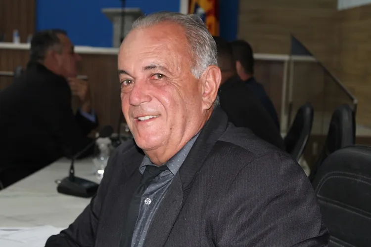Glaudson Dias solicita serviço de pavimentação asfáltica na Rua Camilo Rizério