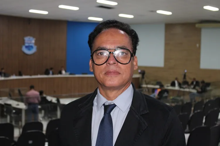 Santinho busca instalação de cobertura em quadra esportiva e limpeza de terrenos baldios