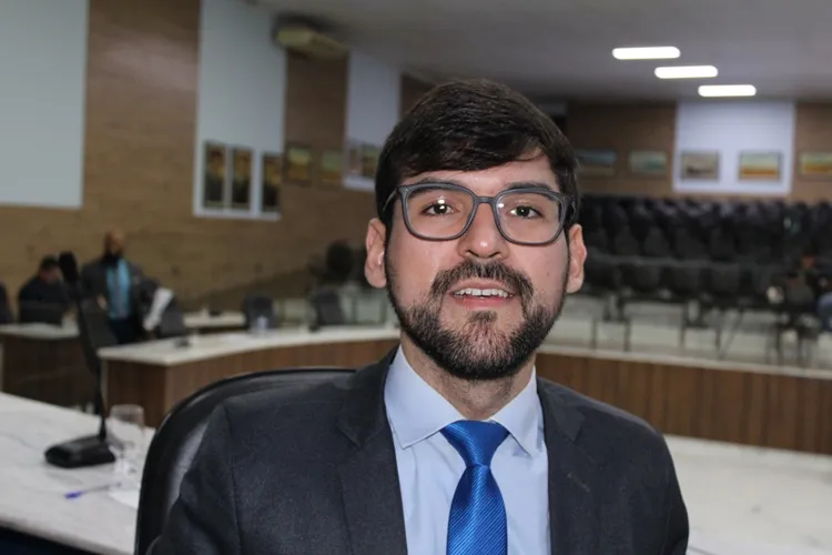 João Vasconcelos busca viabilização de equipe móvel para recolher animais soltos no trecho entre a BR-030 e Ubiraçaba
