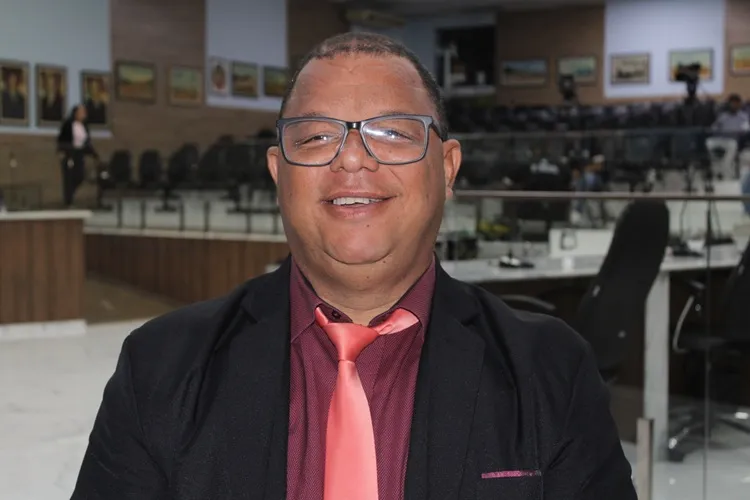 Vanderlei Boca pleiteia construção de praça no Bairro Feliciano Pereira e patrolamento em estradas vicinais