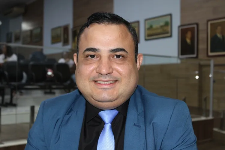 Maguinho sugere concessão de Título de Cidadão Brumadense a José Gomes Guimarães Júnior