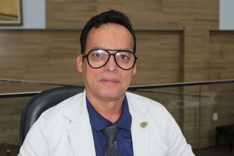 Santinho pleiteia restauração da Praça Clóvis Coqueiro e instalação de redutor de velocidade no São Jorge