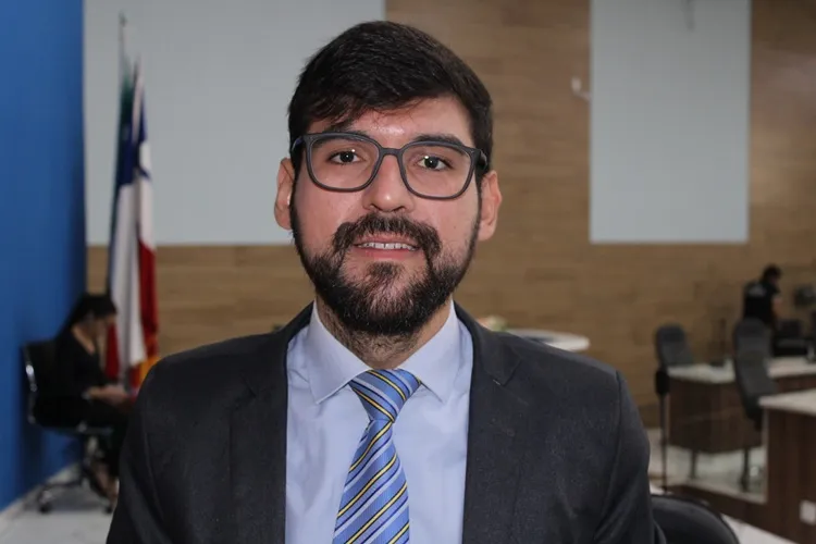 João Vasconcelos busca serviços de patrolamento e concerto da estrada na região de Ubiraçaba