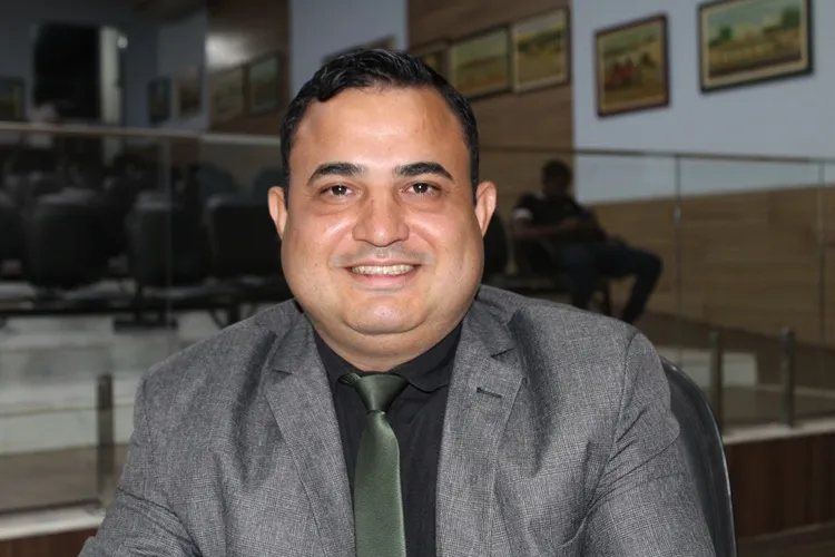 Maguinho apresenta projeto de lei que concede desconto no IPTU para imóveis com energia solar em Brumado 