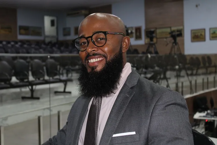 Alípio Santos solicita serviços de limpeza geral em praças públicas e construção de praça no Bairro Rodoviário