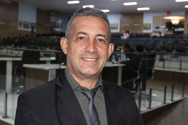 Aroldo Meira requer tapa-buracos na Fazenda Passagem e construção de escada na Rua Adalto Batista Coelho