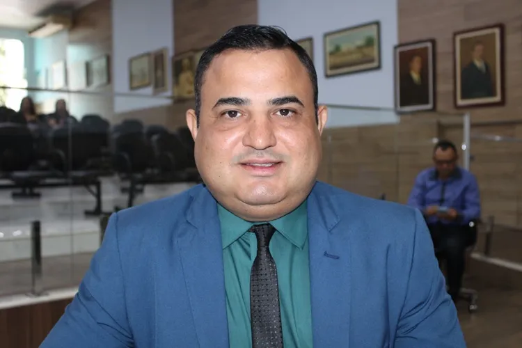 Maguinho indica concessão de Título de Cidadão Brumadense ao Senhor Roberto Carlos Souza
