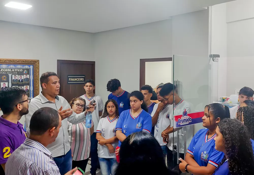 Câmara de Vereadores de Brumado recebe alunos do Colégio Estadual Getúlio Vargas